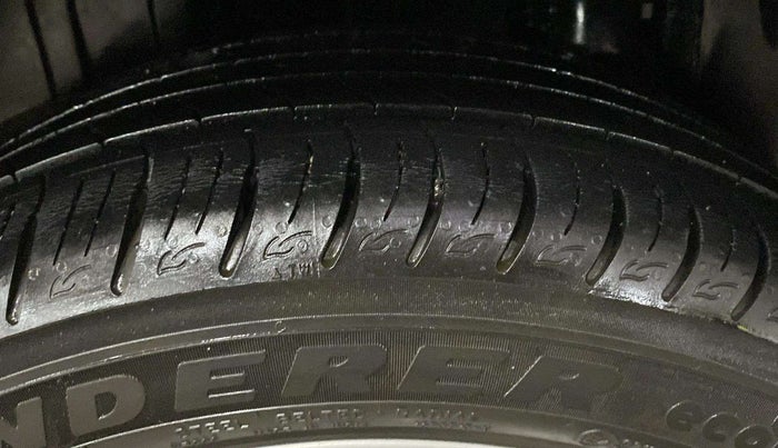 2020 Mahindra XUV300 W8 1.2 PETROL, Petrol, Manual, 21,686 km, Right Rear Tyre Tread
