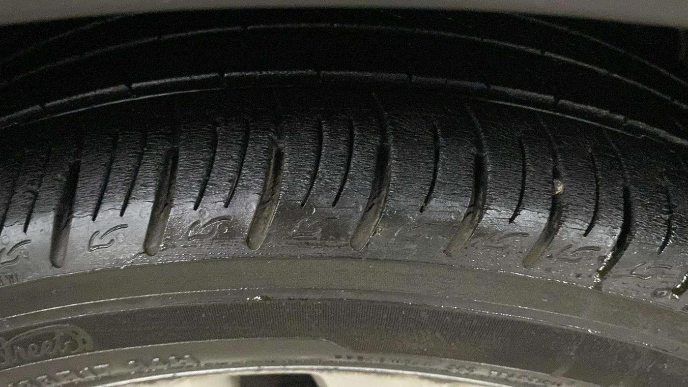 2020 Mahindra XUV300 W8 1.2 PETROL, Petrol, Manual, 21,642 km, Right Front Tyre Tread