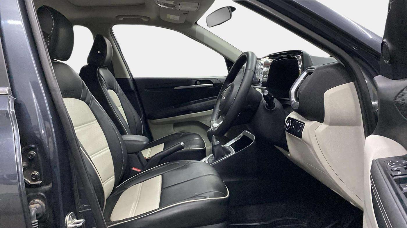 2023 KIA SONET HTX 1.0 IMT, Petrol, Manual, 8,942 km, Right Side Front Door Cabin