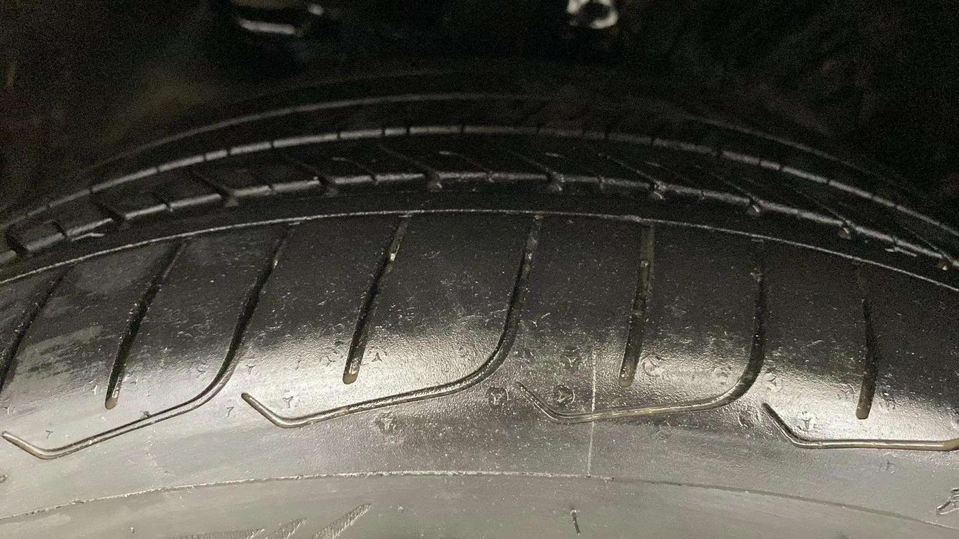 2023 Hyundai Verna SX 1.5 VTVT IVT, Petrol, Automatic, 25,193 km, Left Front Tyre Tread