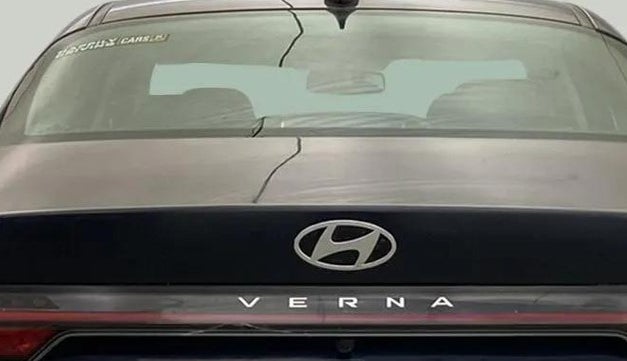 2023 Hyundai Verna SX 1.5 VTVT IVT, Petrol, Automatic, 25,060 km, Dicky (Boot door) - Spoiler has minor damage