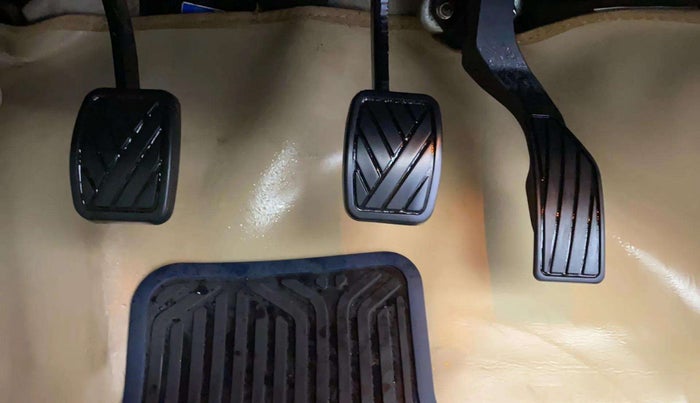2019 Maruti Ciaz ALPHA 1.5 SHVS PETROL, Petrol, Manual, 43,377 km, Pedals