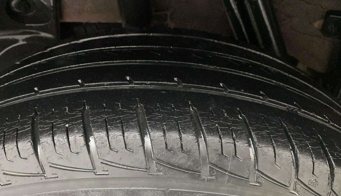 2017 Renault Duster RXL PETROL, Petrol, Manual, 39,597 km, Right Rear Tyre Tread