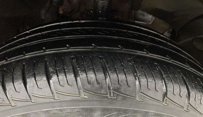 2017 Renault Duster RXL PETROL, Petrol, Manual, 39,597 km, Right Front Tyre Tread