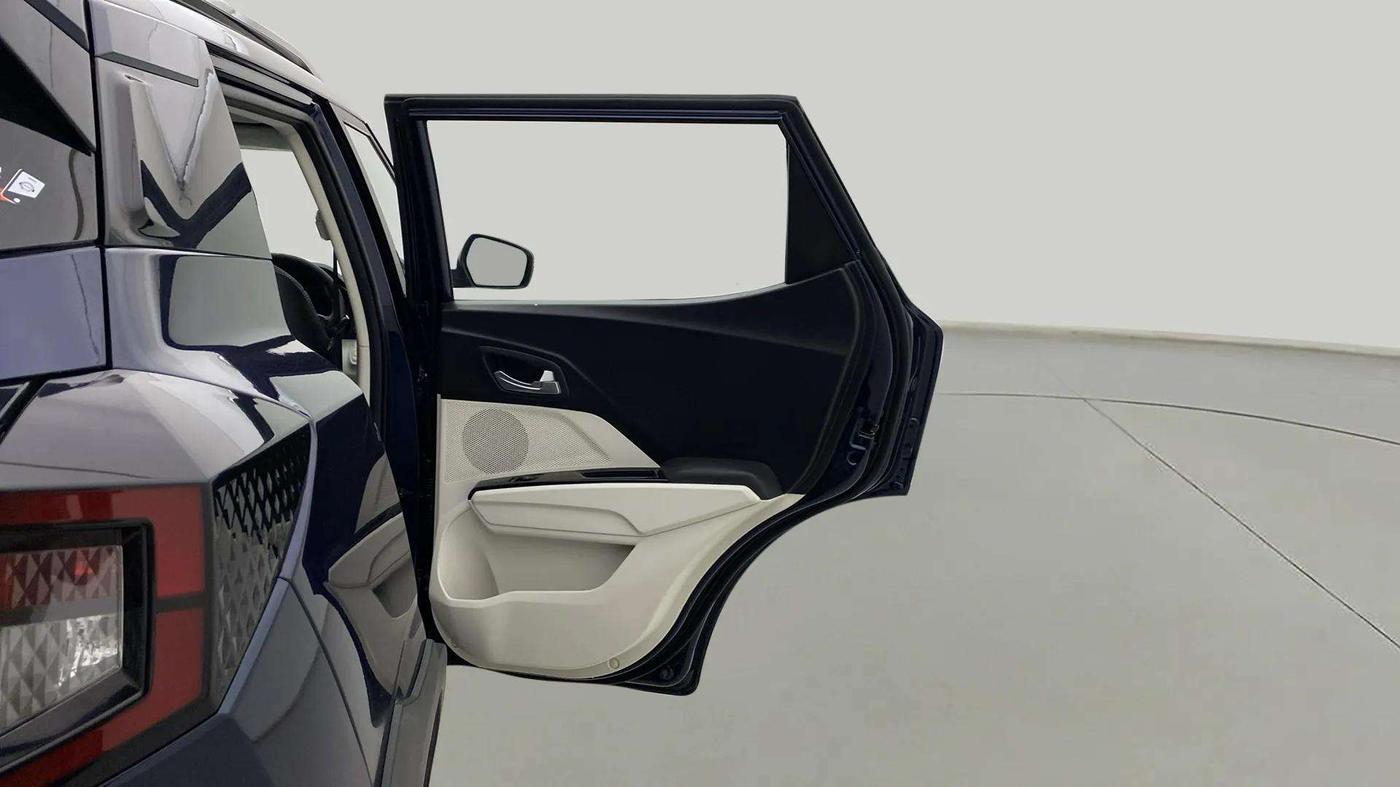 2024 Mahindra XUV 3XO AX5 1.2 L TCMPFI AT, Petrol, Automatic, 6,154 km, RHS Rear Door