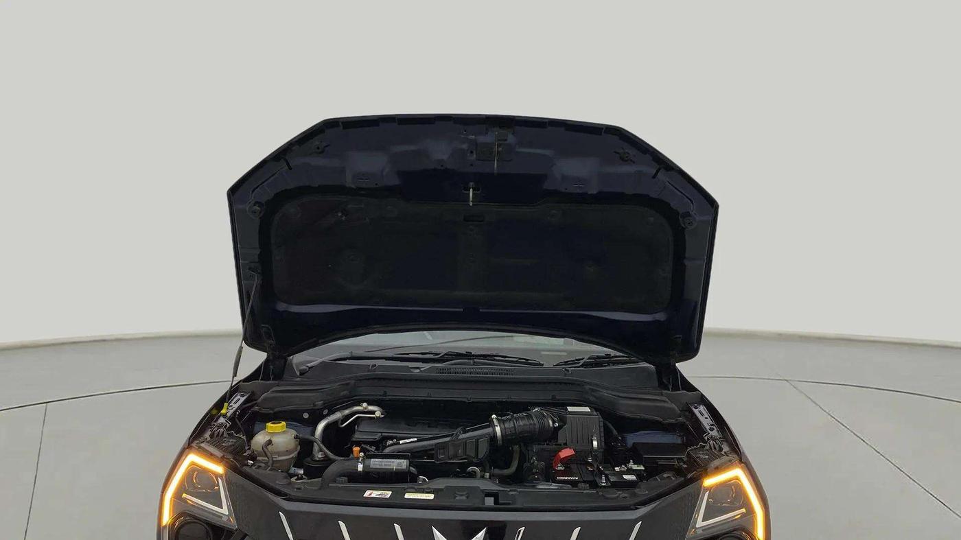 2024 Mahindra XUV 3XO AX5 1.2 L TCMPFI AT, Petrol, Automatic, 6,154 km, Open Bonet