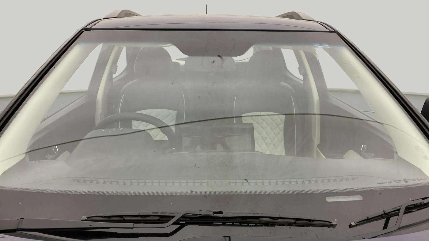 2024 Mahindra XUV 3XO AX5 1.2 L TCMPFI AT, Petrol, Automatic, 6,154 km, Front Windshield