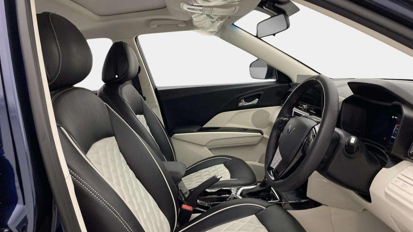 2024 Mahindra XUV 3XO AX5 1.2 L TCMPFI AT, Petrol, Automatic, 6,154 km, Right Side Front Door Cabin