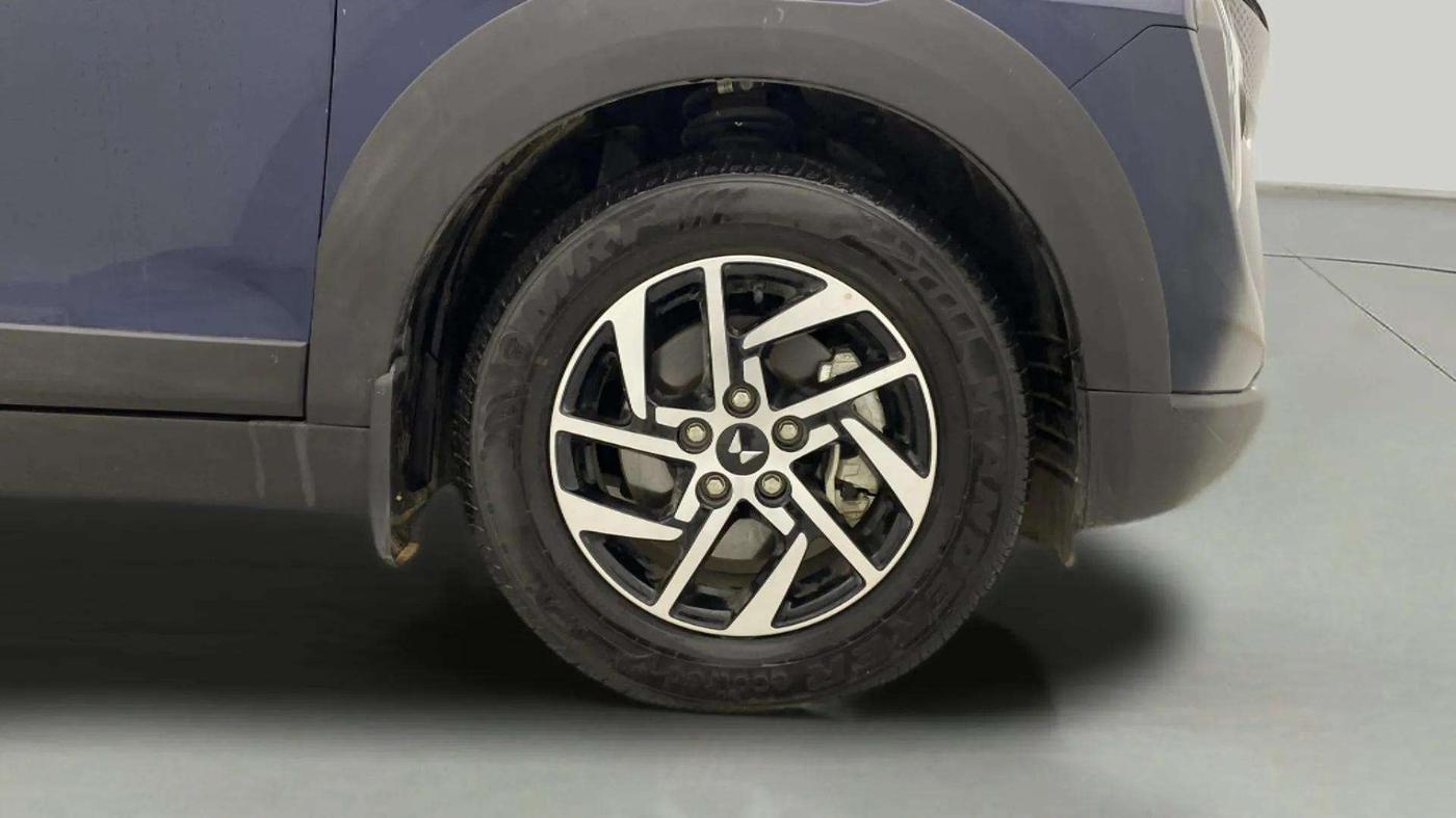 2024 Mahindra XUV 3XO AX5 1.2 L TCMPFI AT, Petrol, Automatic, 6,154 km, Right Front Wheel