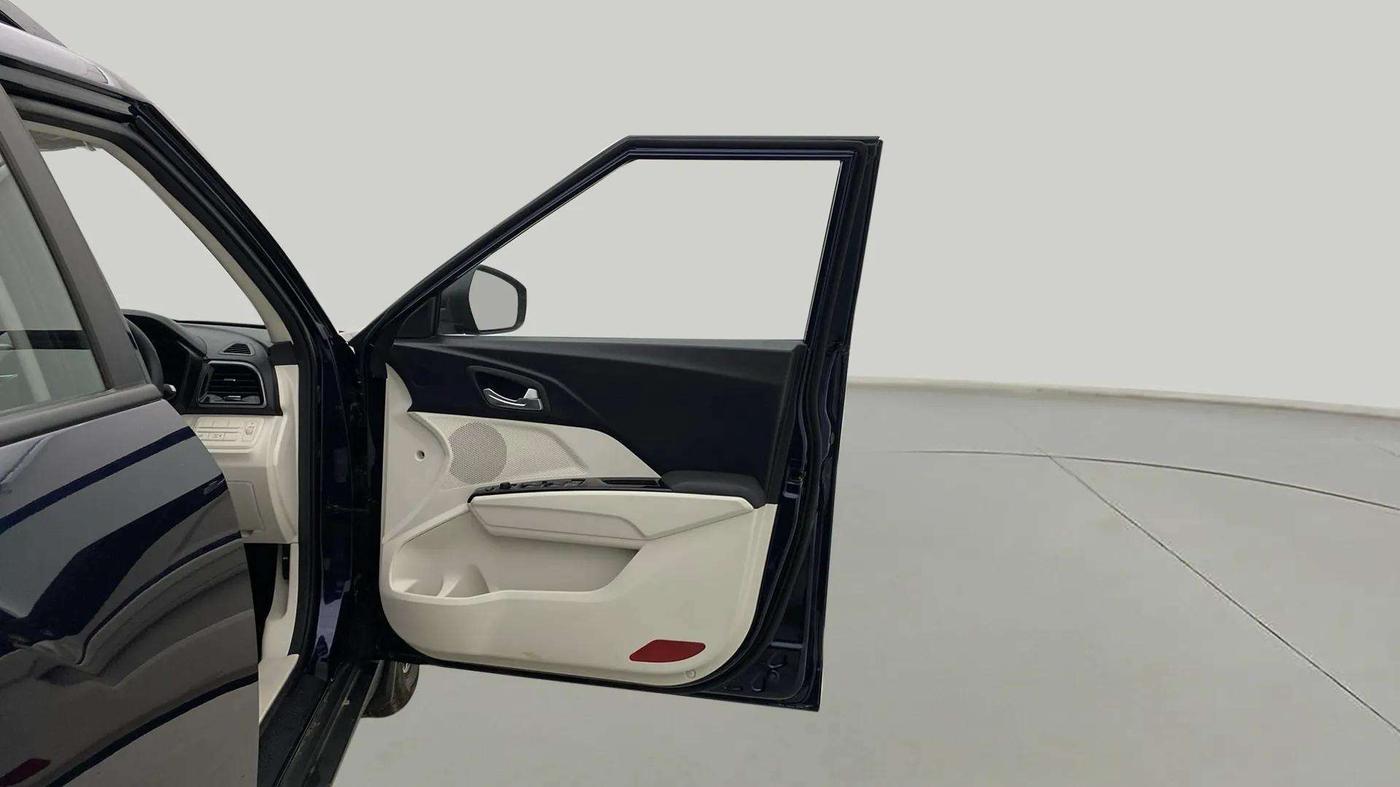 2024 Mahindra XUV 3XO AX5 1.2 L TCMPFI AT, Petrol, Automatic, 6,154 km, RHS Front Door
