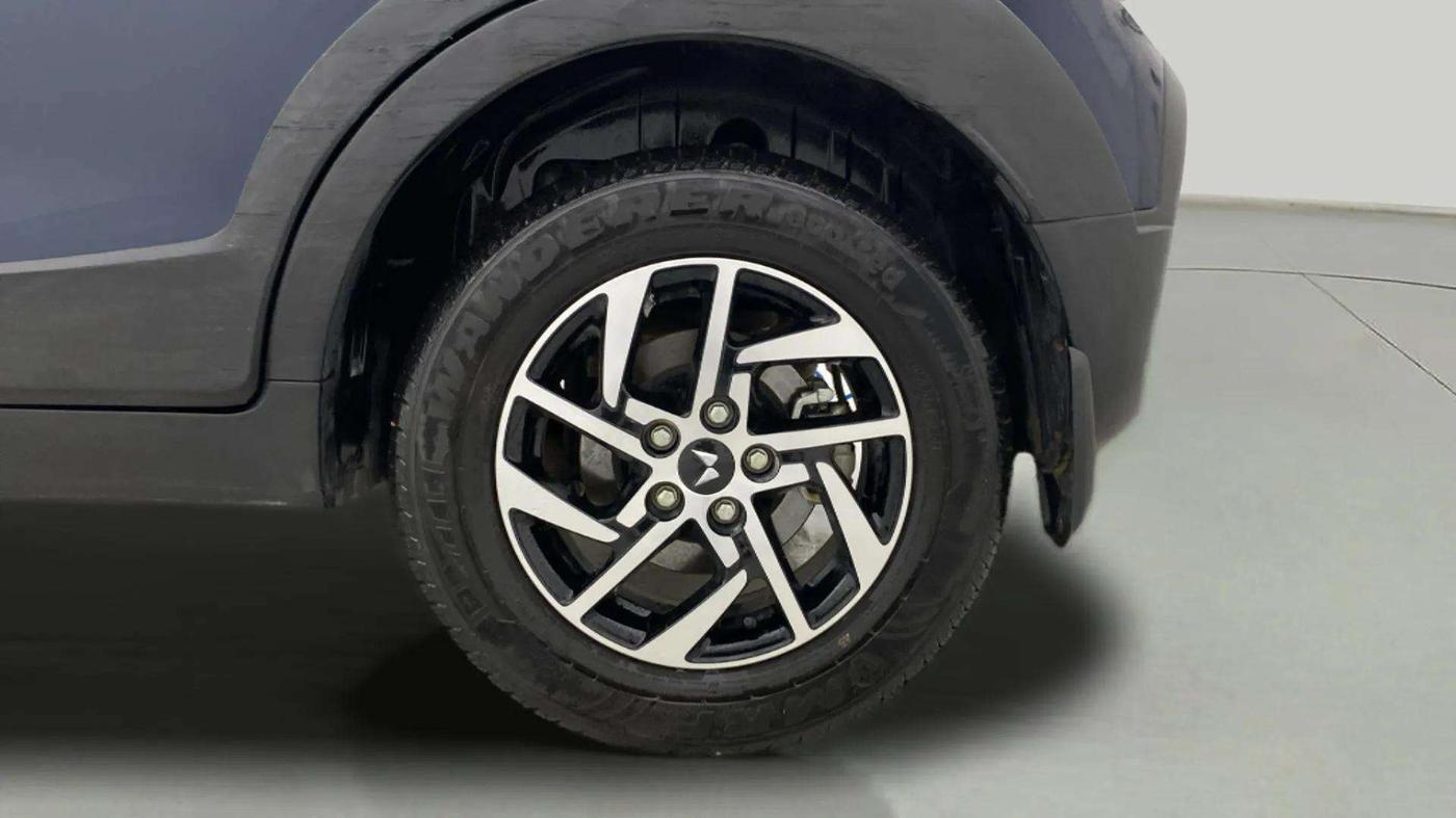 2024 Mahindra XUV 3XO AX5 1.2 L TCMPFI AT, Petrol, Automatic, 6,154 km, Right Rear Wheel