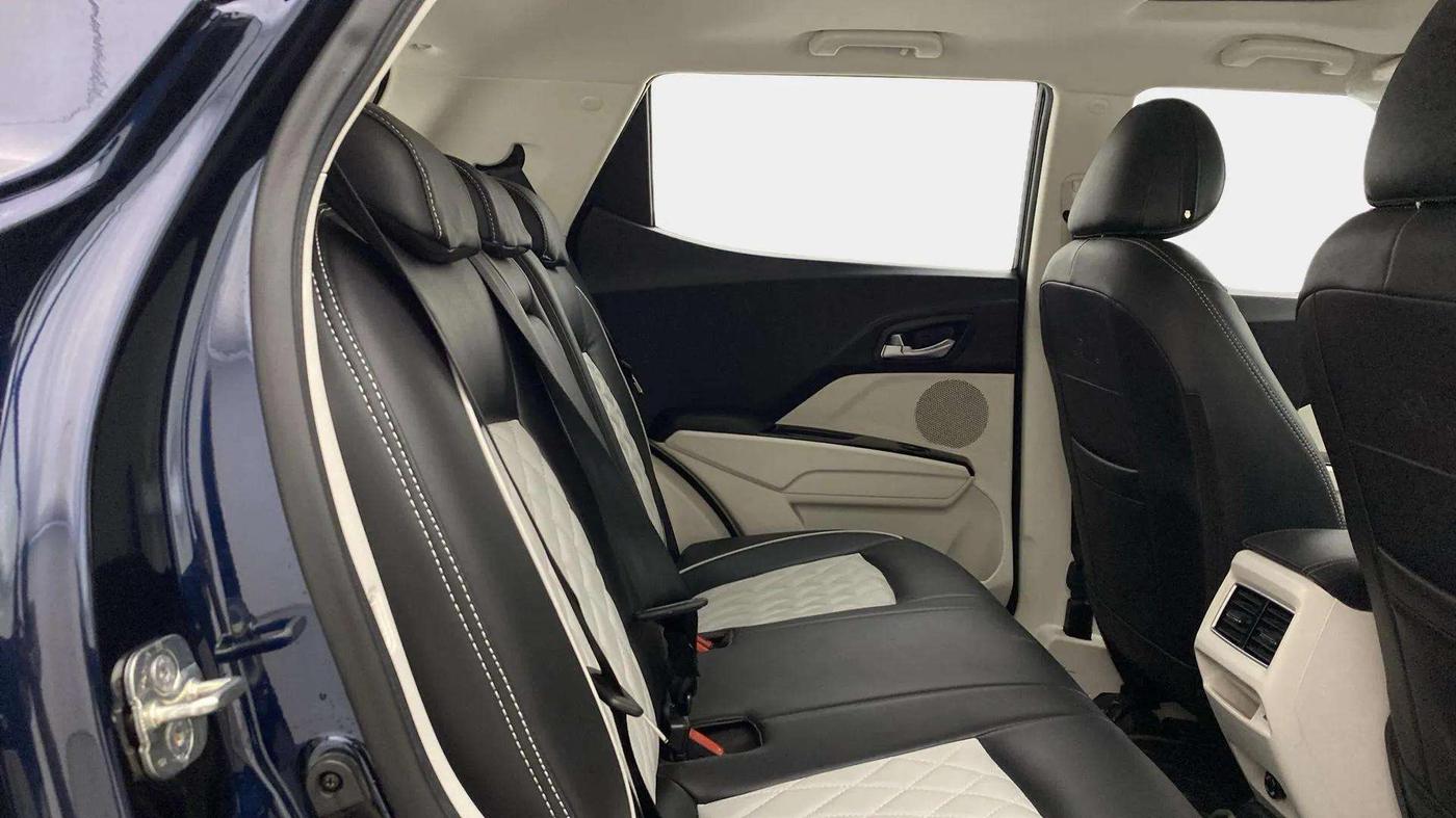 2024 Mahindra XUV 3XO AX5 1.2 L TCMPFI AT, Petrol, Automatic, 6,154 km, Right Side Rear Door Cabin