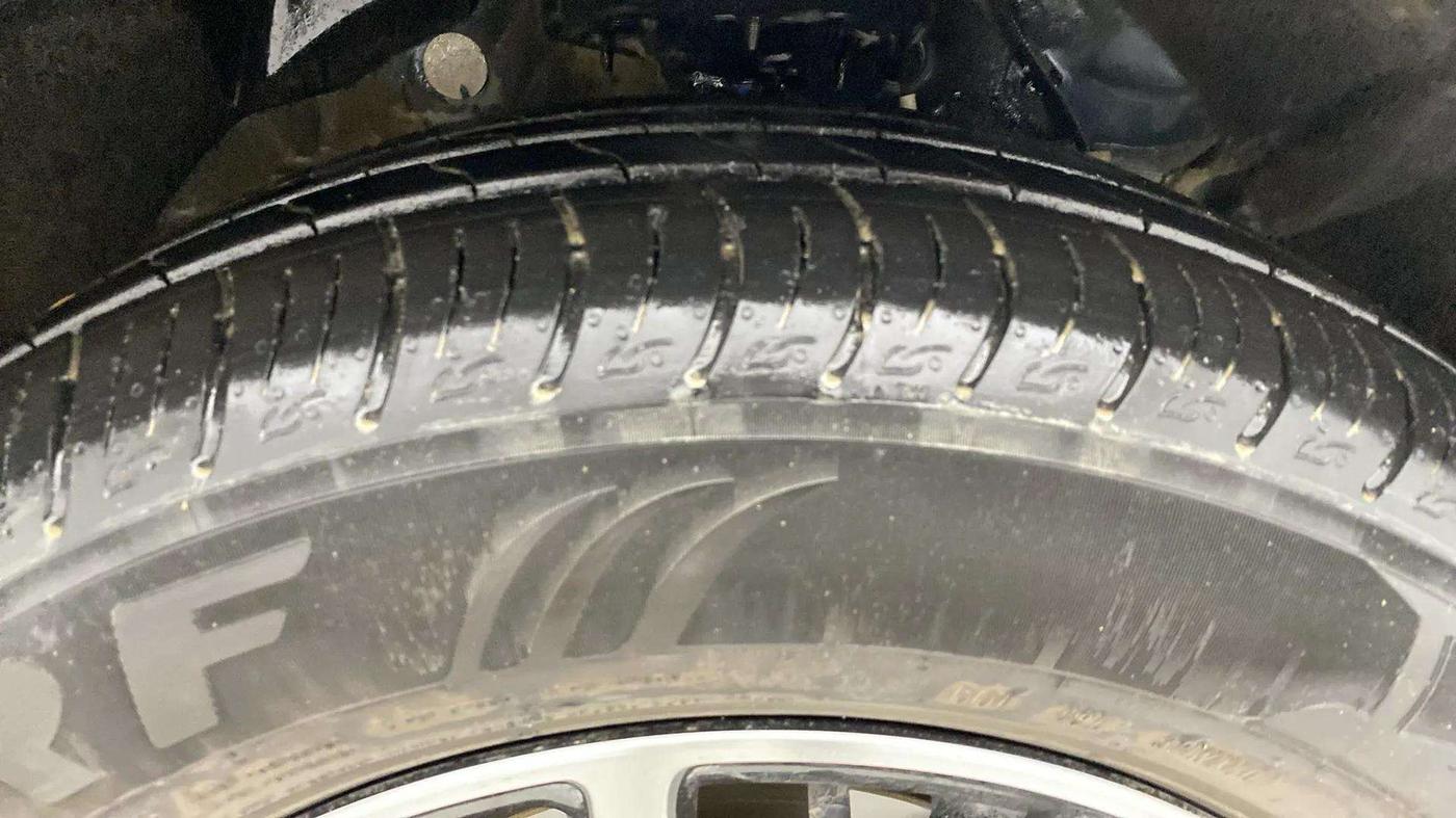2024 Mahindra XUV 3XO AX5 1.2 L TCMPFI AT, Petrol, Automatic, 6,154 km, Right Front Tyre Tread