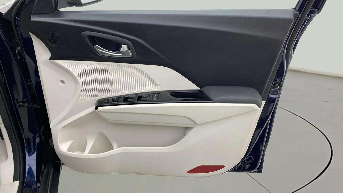 2024 Mahindra XUV 3XO AX5 1.2 L TCMPFI AT, Petrol, Automatic, 6,154 km, Driver Side Door Panels Control