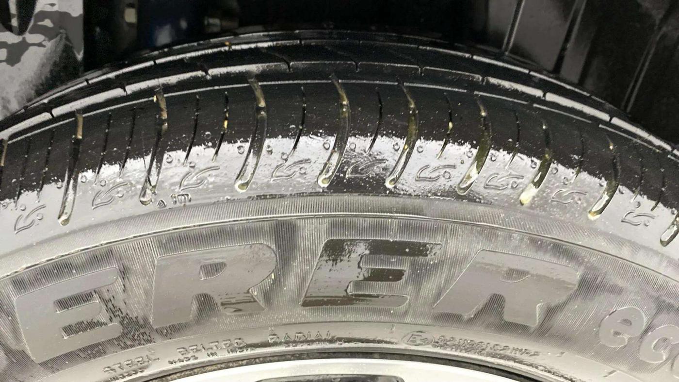 2024 Mahindra XUV 3XO AX5 1.2 L TCMPFI AT, Petrol, Automatic, 6,154 km, Left Front Tyre Tread