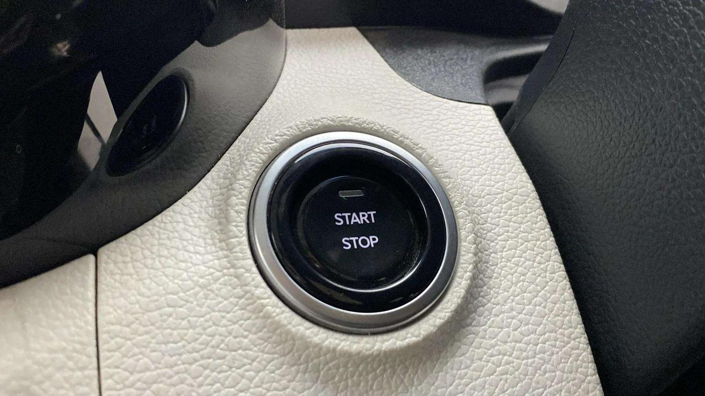 2024 Mahindra XUV 3XO AX5 1.2 L TCMPFI AT, Petrol, Automatic, 6,154 km, Keyless Start/ Stop Button