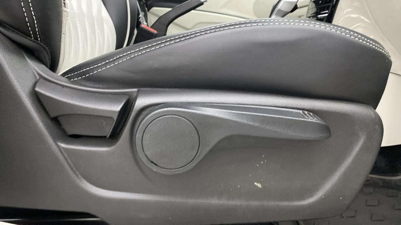 2024 Mahindra XUV 3XO AX5 1.2 L TCMPFI AT, Petrol, Automatic, 6,154 km, Driver Side Adjustment Panel