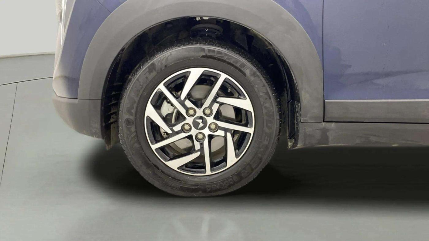 2024 Mahindra XUV 3XO AX5 1.2 L TCMPFI AT, Petrol, Automatic, 6,154 km, Left Front Wheel