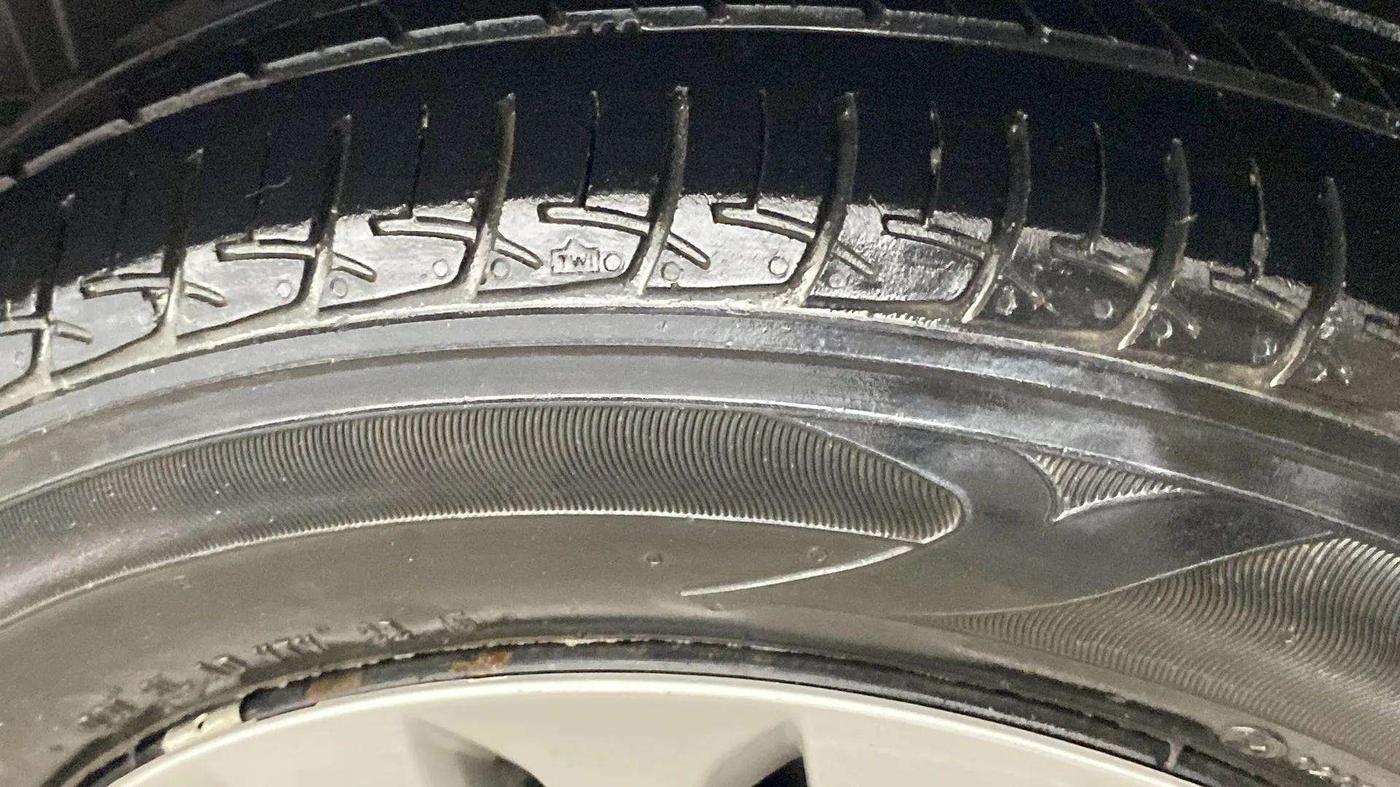2015 Maruti Ertiga VXI, Petrol, Manual, 33,036 km, Right Rear Tyre Tread