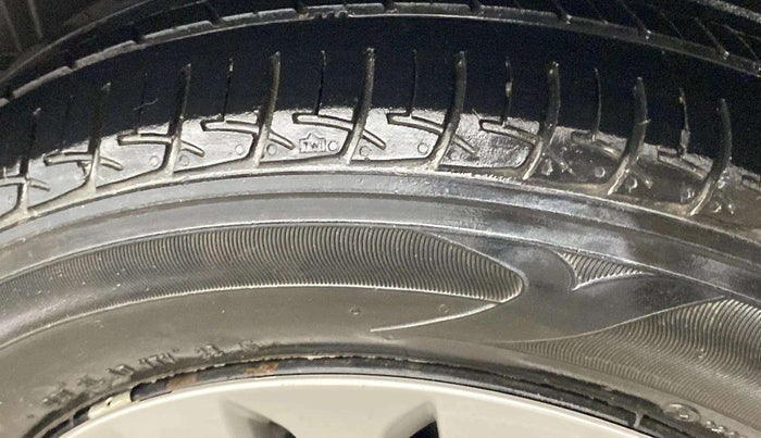 2015 Maruti Ertiga VXI, Petrol, Manual, 32,954 km, Right Rear Tyre Tread