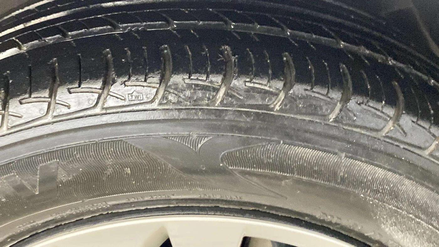 2015 Maruti Ertiga VXI, Petrol, Manual, 33,036 km, Right Front Tyre Tread