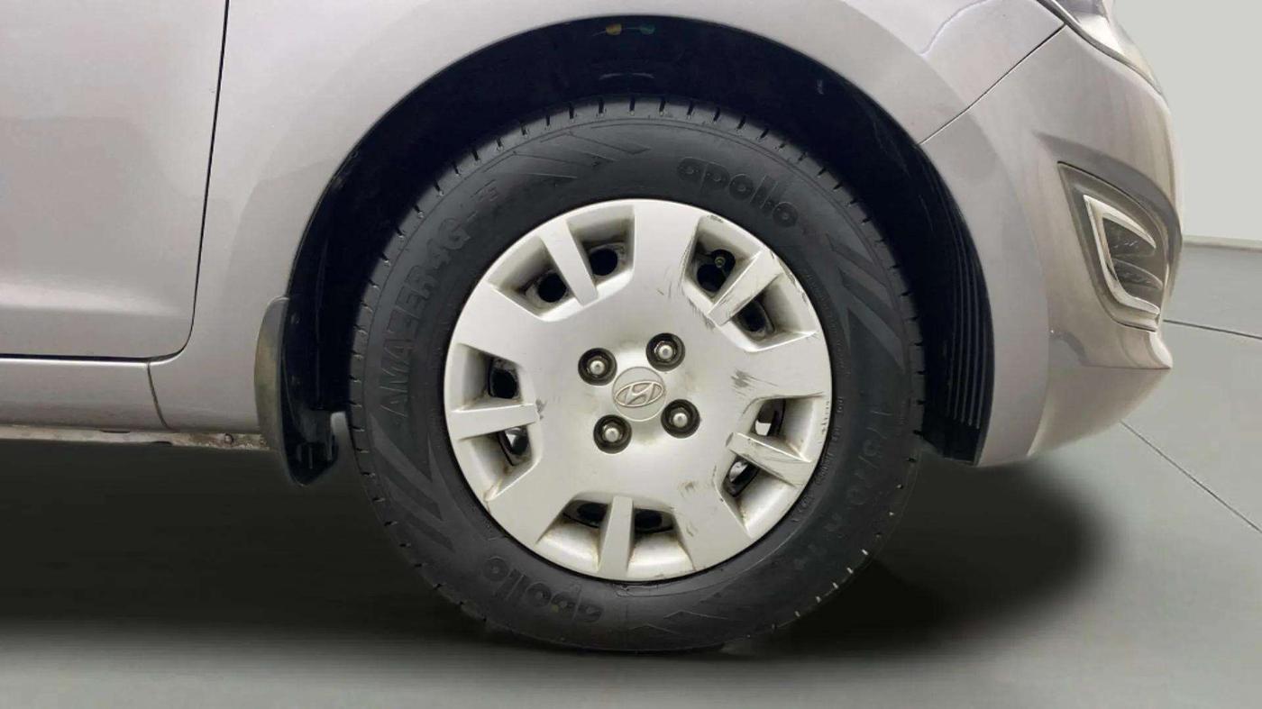 2013 Hyundai i20 MAGNA (O) 1.2, Petrol, Manual, 59,152 km, Right Front Wheel