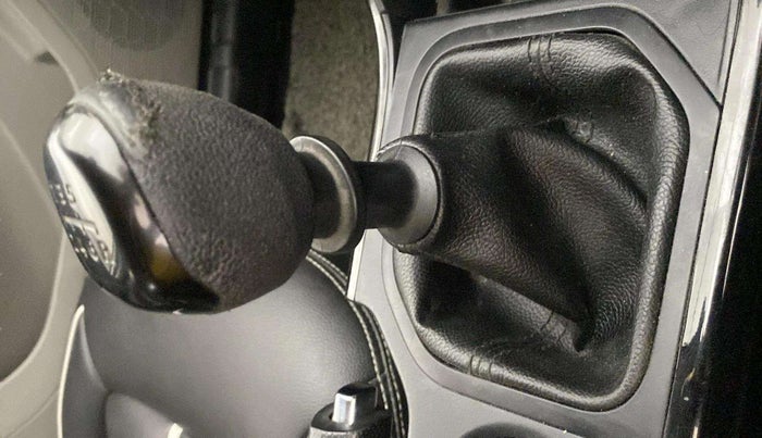 2019 Tata NEXON XM PETROL, Petrol, Manual, 43,818 km, Gear lever - Knob cover torn