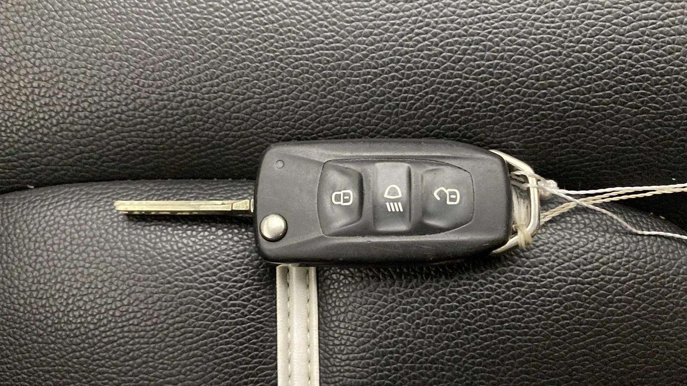 2019 Tata NEXON XM PETROL, Petrol, Manual, 43,911 km, Key Close Up