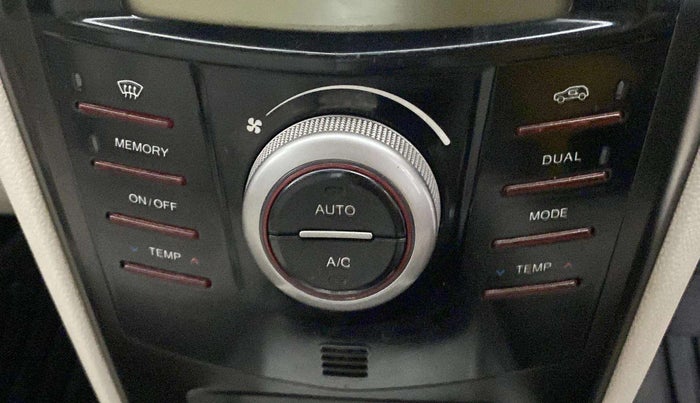 2019 Mahindra XUV300 W8(O) 1.2 PETROL DUAL TONE, Petrol, Manual, 95,656 km, AC Unit - Front vent has minor damage