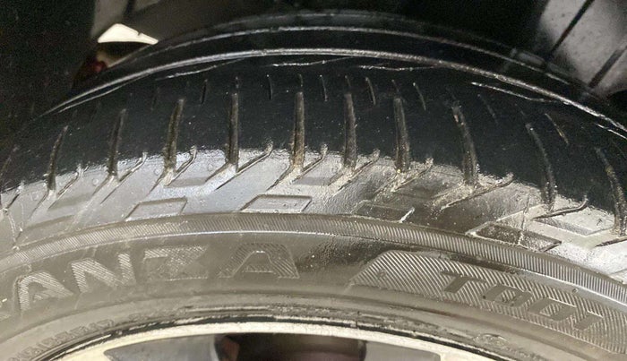 2019 Mahindra XUV300 W8(O) 1.2 PETROL DUAL TONE, Petrol, Manual, 95,656 km, Left Front Tyre Tread