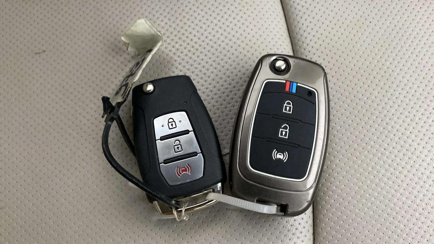 2019 Mahindra XUV300 W8(O) 1.2 PETROL DUAL TONE, Petrol, Manual, 95,774 km, Key Close Up