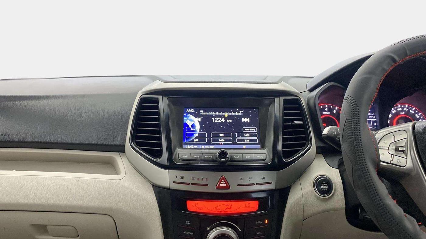2019 Mahindra XUV300 W8(O) 1.2 PETROL DUAL TONE, Petrol, Manual, 95,774 km, Air Conditioner