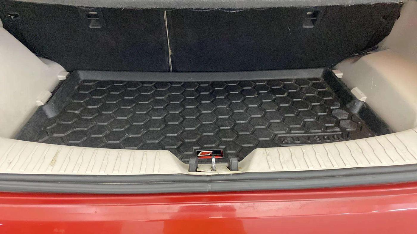 2019 Mahindra XUV300 W8(O) 1.2 PETROL DUAL TONE, Petrol, Manual, 95,774 km, Boot Inside