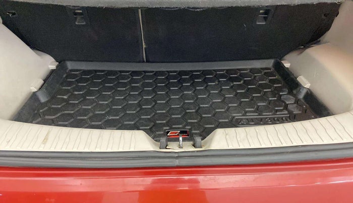 2019 Mahindra XUV300 W8(O) 1.2 PETROL DUAL TONE, Petrol, Manual, 95,656 km, Boot Inside