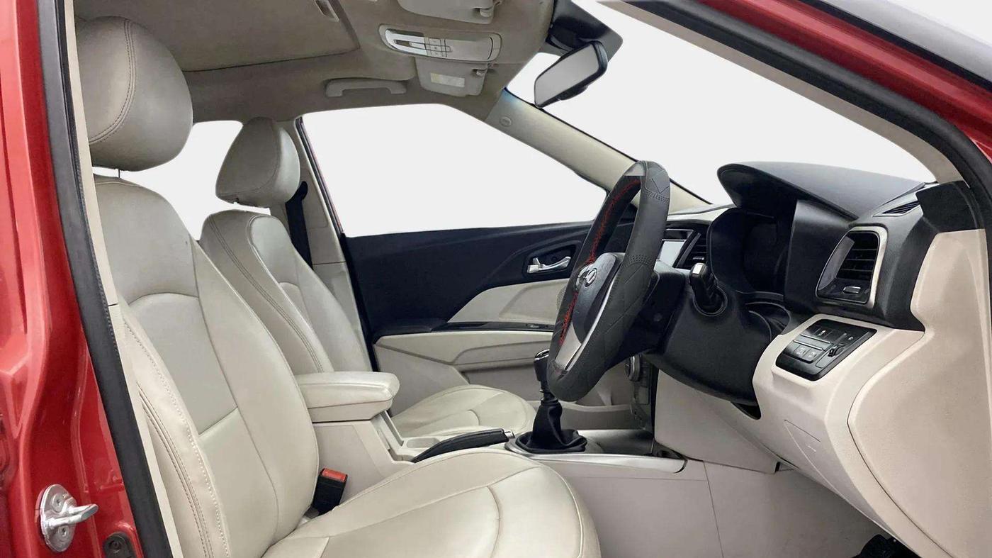 2019 Mahindra XUV300 W8(O) 1.2 PETROL DUAL TONE, Petrol, Manual, 95,774 km, Right Side Front Door Cabin