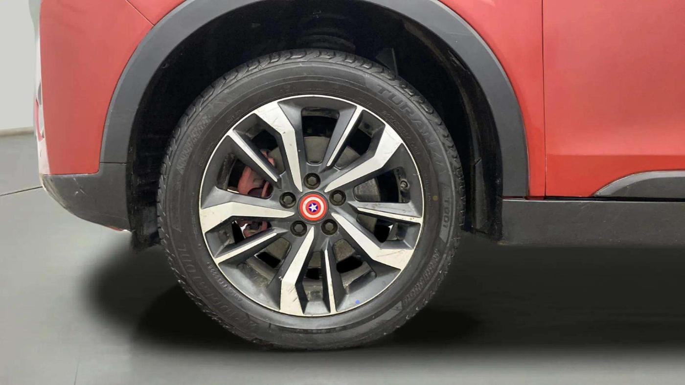 2019 Mahindra XUV300 W8(O) 1.2 PETROL DUAL TONE, Petrol, Manual, 95,774 km, Left Front Wheel
