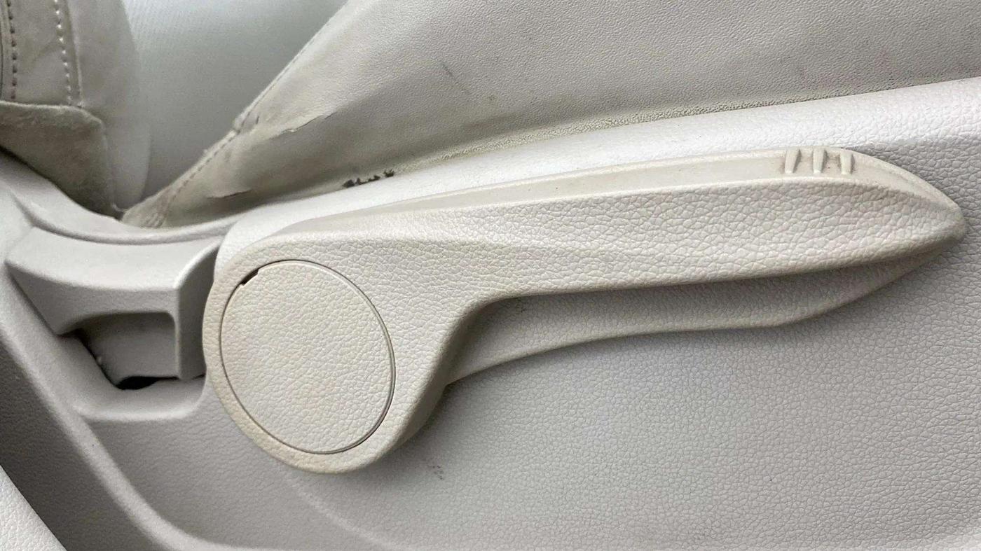 2019 Mahindra XUV300 W8(O) 1.2 PETROL DUAL TONE, Petrol, Manual, 95,774 km, Driver Side Adjustment Panel