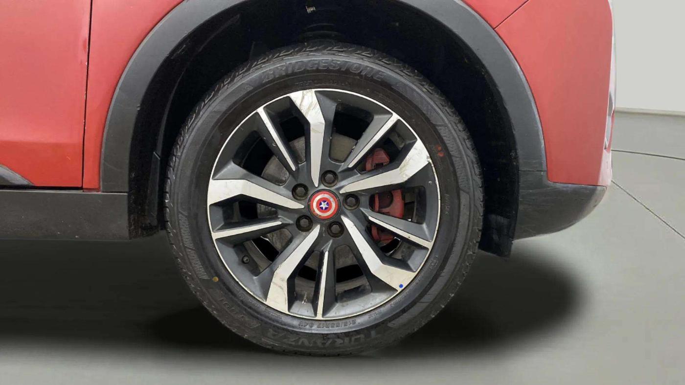 2019 Mahindra XUV300 W8(O) 1.2 PETROL DUAL TONE, Petrol, Manual, 95,774 km, Right Front Wheel