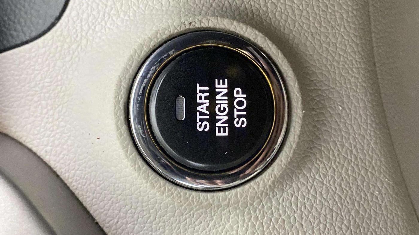 2019 Mahindra XUV300 W8(O) 1.2 PETROL DUAL TONE, Petrol, Manual, 95,774 km, Keyless Start/ Stop Button