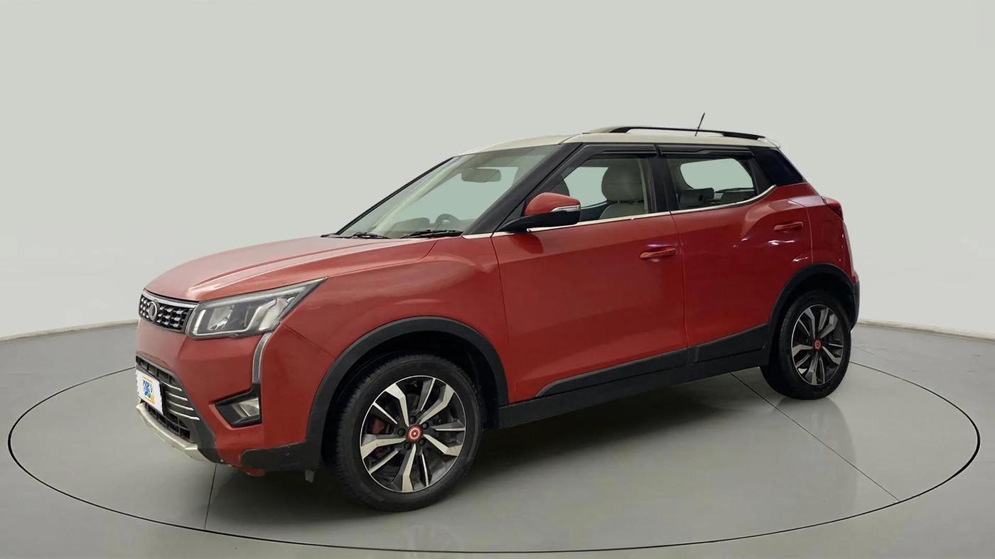 2019 Mahindra XUV300 W8(O) 1.2 PETROL DUAL TONE, Petrol, Manual, 95,774 km, Left Front Diagonal
