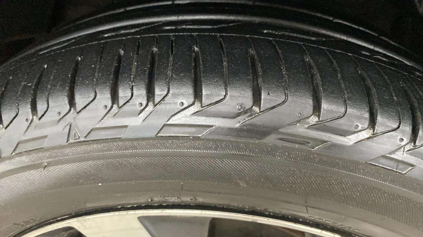 2019 Mahindra XUV300 W8(O) 1.2 PETROL DUAL TONE, Petrol, Manual, 95,774 km, Left Rear Tyre Tread