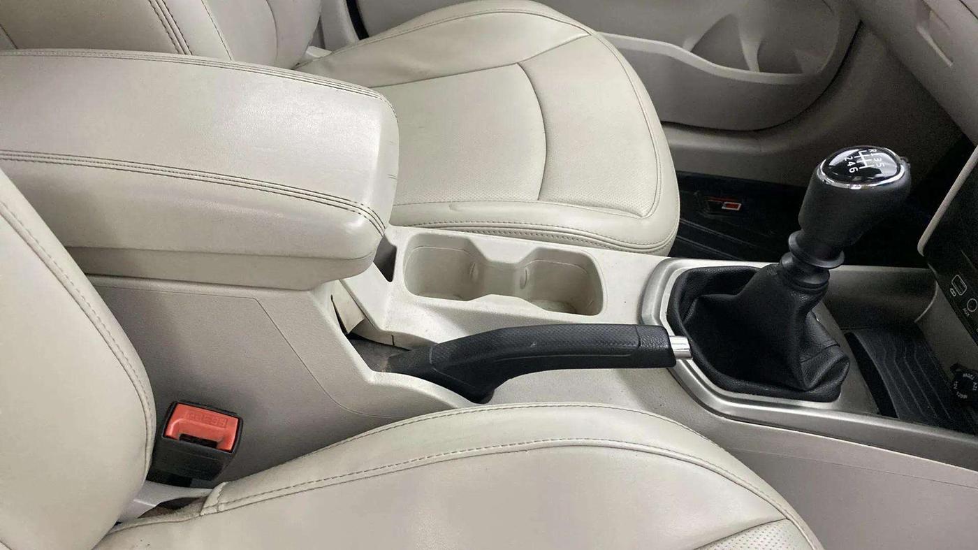 2019 Mahindra XUV300 W8(O) 1.2 PETROL DUAL TONE, Petrol, Manual, 95,774 km, Gear Lever