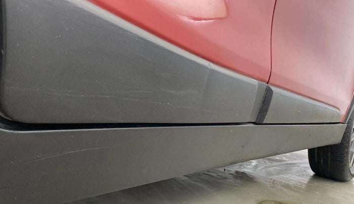 2019 Mahindra XUV300 W8(O) 1.2 PETROL DUAL TONE, Petrol, Manual, 95,656 km, Right running board - Cladding has minor damage