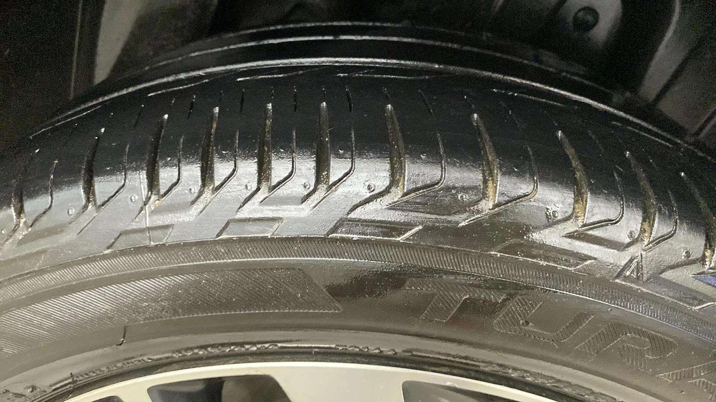 2019 Mahindra XUV300 W8(O) 1.2 PETROL DUAL TONE, Petrol, Manual, 95,774 km, Right Rear Tyre Tread