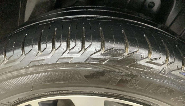 2019 Mahindra XUV300 W8(O) 1.2 PETROL DUAL TONE, Petrol, Manual, 95,656 km, Right Rear Tyre Tread