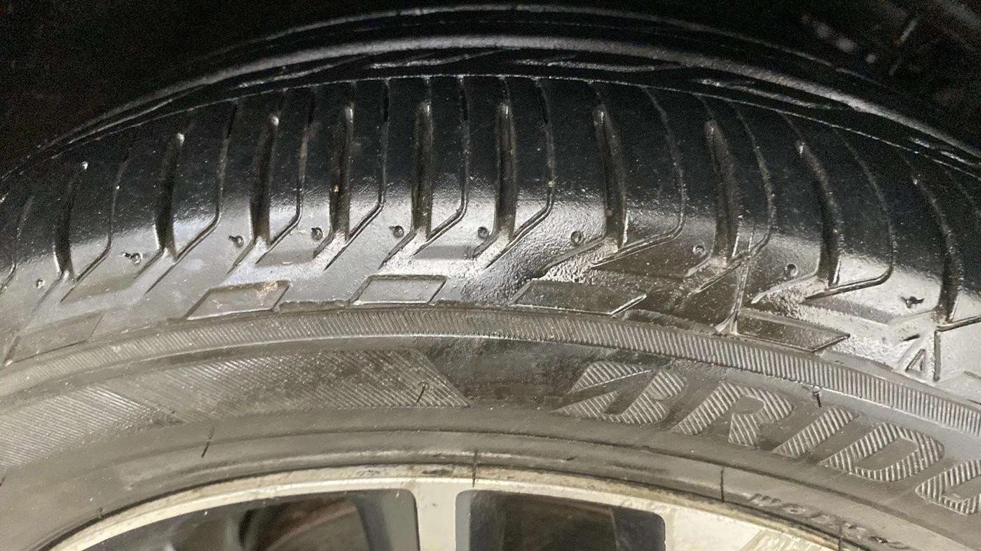2019 Mahindra XUV300 W8(O) 1.2 PETROL DUAL TONE, Petrol, Manual, 95,774 km, Right Front Tyre Tread
