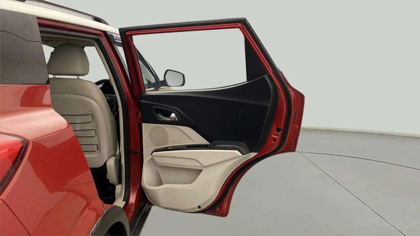 2019 Mahindra XUV300 W8(O) 1.2 PETROL DUAL TONE, Petrol, Manual, 95,774 km, RHS Rear Door
