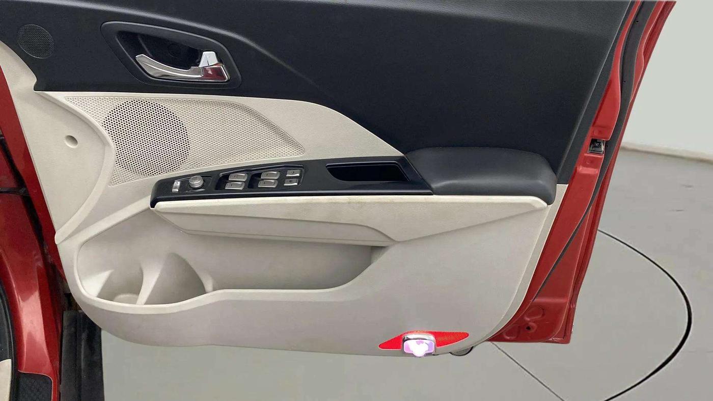 2019 Mahindra XUV300 W8(O) 1.2 PETROL DUAL TONE, Petrol, Manual, 95,774 km, Driver Side Door Panels Control