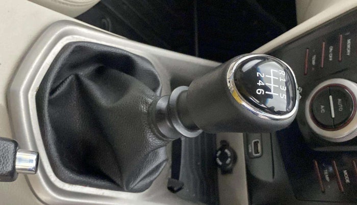 2019 Mahindra XUV300 W8(O) 1.2 PETROL DUAL TONE, Petrol, Manual, 95,656 km, Gear lever - Knob cover torn