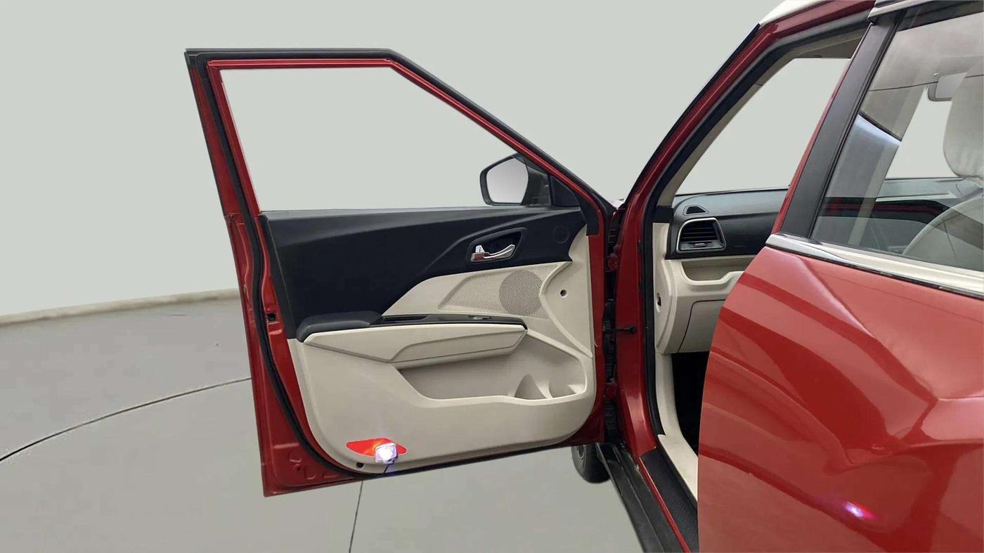 2019 Mahindra XUV300 W8(O) 1.2 PETROL DUAL TONE, Petrol, Manual, 95,774 km, LHS Front Door